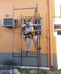 Equipe de manutenção recebeu treinamento de trabalho em altura no HRI/CONSAÚDE.
